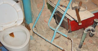 Профессиональный демонтаж перегородки ванной и туалета в Угличе - от 560 рублей